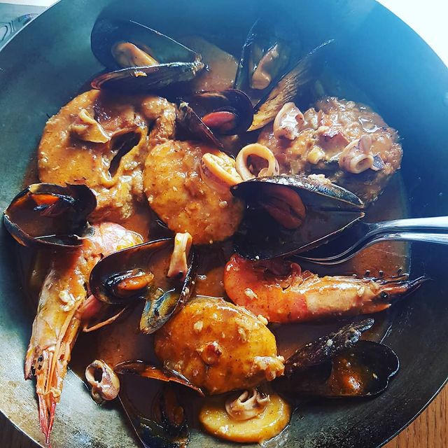Restaurant CAL PADRÍ - PAS DE LA CASE - ANDORRE. El saber fer d’anys de treball i la satisfacció de la feina ben feta, ens ha donat energia renovada per tornar de nou a servir-vos el que millor sabem fer. https://calpadri-pasdelacasa.com/ Amics i clients, tenim moltes ganes de què pugueu gaudir novament de l’autèntica cuina de muntanya al Pas de la Casa, com havíeu fet durant anys. https://calpadri-pasdelacasa.com Així que ara i de nou, podreu venir a menjar a Restaurant Cal Padrí i degustar autèntics plats de cuina de proximitat… fets amb il·lusió i la millor matèria primera, com l’escudella i carn d’olla Andorrana, els caragols a la llauna, peus de porc amb caragols, bacallà amb mongetes de Santa Pau, conill a la “Rabiosa” o el millor pernil ibèric d’aglà. https://calpadri-pasdelacasa.com/ Restaurant Cal Padrí « Cuina de muntanya » Carrer de Maià, 12 AD200 PAS de la CASA (Encamp) Principat d’Andorra T.+376856180 calpadripasdelacasa@gmail.com https://calpadri-pasdelacasa.com/ https://www.instagram.com/cal.padri/
