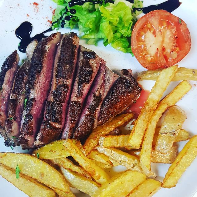 Restaurant CAL PADRÍ - PAS DE LA CASE - ANDORRE. El saber fer d’anys de treball i la satisfacció de la feina ben feta, ens ha donat energia renovada per tornar de nou a servir-vos el que millor sabem fer. https://calpadri-pasdelacasa.com/ Amics i clients, tenim moltes ganes de què pugueu gaudir novament de l’autèntica cuina de muntanya al Pas de la Casa, com havíeu fet durant anys. https://calpadri-pasdelacasa.com Així que ara i de nou, podreu venir a menjar a Restaurant Cal Padrí i degustar autèntics plats de cuina de proximitat… fets amb il·lusió i la millor matèria primera, com l’escudella i carn d’olla Andorrana, els caragols a la llauna, peus de porc amb caragols, bacallà amb mongetes de Santa Pau, conill a la “Rabiosa” o el millor pernil ibèric d’aglà. https://calpadri-pasdelacasa.com/ Restaurant Cal Padrí « Cuina de muntanya » Carrer de Maià, 12 AD200 PAS de la CASA (Encamp) Principat d’Andorra T.+376856180 calpadripasdelacasa@gmail.com https://calpadri-pasdelacasa.com/ https://www.instagram.com/cal.padri/