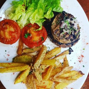 Restaurant CAL PADRÍ - PAS DE LA CASE - ANDORRE. El saber fer d’anys de treball i la satisfacció de la feina ben feta, ens ha donat energia renovada per tornar de nou a servir-vos el que millor sabem fer. https://calpadri-pasdelacasa.com/ Amics i clients, tenim moltes ganes de què pugueu gaudir novament de l’autèntica cuina de muntanya al Pas de la Casa, com havíeu fet durant anys. https://calpadri-pasdelacasa.com Així que ara i de nou, podreu venir a menjar a Restaurant Cal Padrí i degustar autèntics plats de cuina de proximitat… fets amb il·lusió i la millor matèria primera, com l’escudella i carn d’olla Andorrana, els caragols a la llauna, peus de porc amb caragols, bacallà amb mongetes de Santa Pau, conill a la “Rabiosa” o el millor pernil ibèric d’aglà. https://calpadri-pasdelacasa.com/ Restaurant Cal Padrí « Cuina de muntanya » Carrer de Maià, 12 AD200 PAS de la CASA (Encamp) Principat d’Andorra T.+376856180 calpadripasdelacasa@gmail.com https://calpadri-pasdelacasa.com/ https://www.instagram.com/cal.padri/
