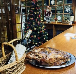 Restaurant CAL PADRÍ - PAS DE LA CASE - ANDORRE. El saber fer d’anys de treball i la satisfacció de la feina ben feta, ens ha donat energia renovada per tornar de nou a servir-vos el que millor sabem fer. https://calpadri-pasdelacasa.com/ Amics i clients, tenim moltes ganes de què pugueu gaudir novament de l’autèntica cuina de muntanya al Pas de la Casa, com havíeu fet durant anys. https://calpadri-pasdelacasa.com Així que ara i de nou, podreu venir a menjar a Restaurant Cal Padrí i degustar autèntics plats de cuina de proximitat… fets amb il·lusió i la millor matèria primera, com l’escudella i carn d’olla Andorrana, els caragols a la llauna, peus de porc amb caragols, bacallà amb mongetes de Santa Pau, conill a la “Rabiosa” o el millor pernil ibèric d’aglà. https://calpadri-pasdelacasa.com/ Restaurant Cal Padrí « Cuina de muntanya » Carrer de Maià, 12 AD200 PAS de la CASA (Encamp) Principat d’Andorra T.+376856180 calpadripasdelacasa@gmail.com https://calpadri-pasdelacasa.com/ https://www.instagram.com/cal.padri/
