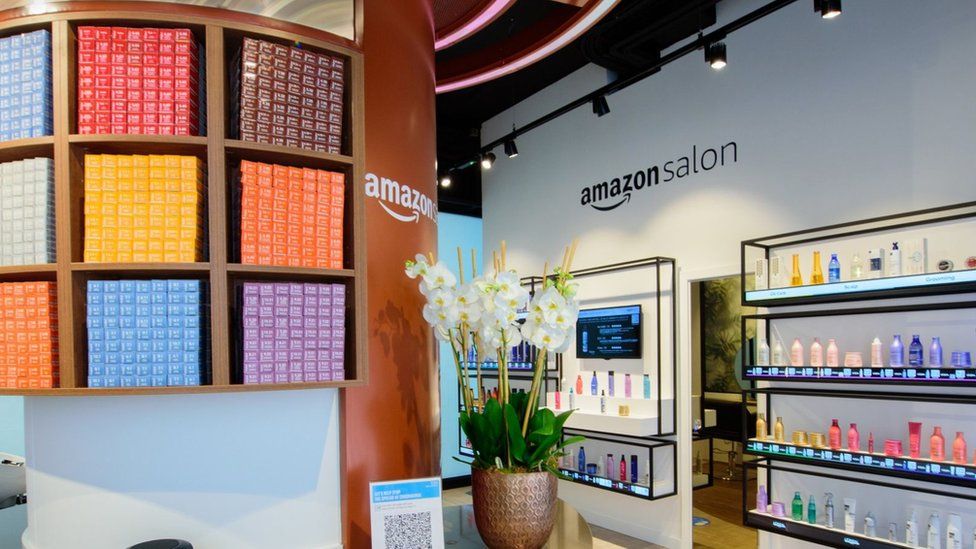 Amazon Salon obre una perruqueria a Londres Els clients podran provar diferents colors del cabell en un mirall de realitat augmentada