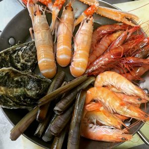 Un Restaurante singular es el restaurante Arrossería Andorra donde podemos comer una gran variedad de Paellas y arroces caldosos, desde la típica paella mixta hasta el arroz caldoso de Bogavante Gallego, siempre con el sabor de un buen Restaurante de playa. https://restaurantarrosseriaandorra.com/ Arrossería Andorra está situado en el centro de Andorra la Vella, en el centro histórico de la capital junto a la Iglesia de Sant Esteve, y tiene capacidad para 35 personas en el salón, dispone además de una magnífica terraza, utilizable todo el año donde pueden sentarse una 20 personas más. Una carta literalmente de playa a la que se le añade cochinillo y entrecot o solomillo de Angus, también algunos platos veganos como las verduritas a la plancha. https://restaurantarrosseriaandorra.com/ El resto de la carta son platos habituales en un buen Restaurante de la Costa Brava. Además todos los postres son artesanos, magníficos pasteles hechos cada día en su cocina.La dueña es encantadora y forma parte con su exquisito trato del encanto de este pequeño Restaurante casero, familiar y muy prestigioso en Andorra la Vella. Reservas: T. +376826000 - https://restaurantarrosseriaandorra.com/ Hasta el 12 de septiembre no cierra ningún día. El resto del año cierra domingo noche y lunes.