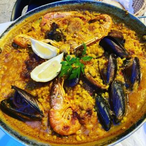 Un Restaurante singular es el restaurante Arrossería Andorra donde podemos comer una gran variedad de Paellas y arroces caldosos, desde la típica paella mixta hasta el arroz caldoso de Bogavante Gallego, siempre con el sabor de un buen Restaurante de playa. https://restaurantarrosseriaandorra.com/ Arrossería Andorra está situado en el centro de Andorra la Vella, en el centro histórico de la capital junto a la Iglesia de Sant Esteve, y tiene capacidad para 35 personas en el salón, dispone además de una magnífica terraza, utilizable todo el año donde pueden sentarse una 20 personas más. Una carta literalmente de playa a la que se le añade cochinillo y entrecot o solomillo de Angus, también algunos platos veganos como las verduritas a la plancha. https://restaurantarrosseriaandorra.com/ El resto de la carta son platos habituales en un buen Restaurante de la Costa Brava. Además todos los postres son artesanos, magníficos pasteles hechos cada día en su cocina.La dueña es encantadora y forma parte con su exquisito trato del encanto de este pequeño Restaurante casero, familiar y muy prestigioso en Andorra la Vella. Reservas: T. +376826000 - https://restaurantarrosseriaandorra.com/ Hasta el 12 de septiembre no cierra ningún día. El resto del año cierra domingo noche y lunes.
