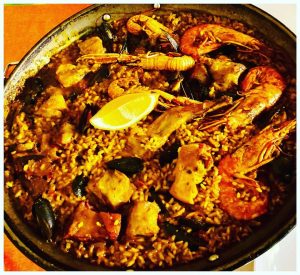 Un Restaurante singular es el restaurante Arrossería Andorra donde podemos comer una gran variedad de Paellas y arroces caldosos, desde la típica paella mixta hasta el arroz caldoso de Bogavante Gallego, siempre con el sabor de un buen Restaurante de playa. https://restaurantarrosseriaandorra.com/ Arrossería Andorra está situado en el centro de Andorra la Vella, en el centro histórico de la capital junto a la Iglesia de Sant Esteve, y tiene capacidad para 35 personas en el salón, dispone además de una magnífica terraza, utilizable todo el año donde pueden sentarse una 20 personas más. Una carta literalmente de playa a la que se le añade cochinillo y entrecot o solomillo de Angus, también algunos platos veganos como las verduritas a la plancha. https://restaurantarrosseriaandorra.com/ El resto de la carta son platos habituales en un buen Restaurante de la Costa Brava. Además todos los postres son artesanos, magníficos pasteles hechos cada día en su cocina.La dueña es encantadora y forma parte con su exquisito trato del encanto de este pequeño Restaurante casero, familiar y muy prestigioso en Andorra la Vella. Reservas: T. +376826000 - https://restaurantarrosseriaandorra.com/ Hasta el 12 de septiembre no cierra ningún día. El resto del año cierra domingo noche y lunes.