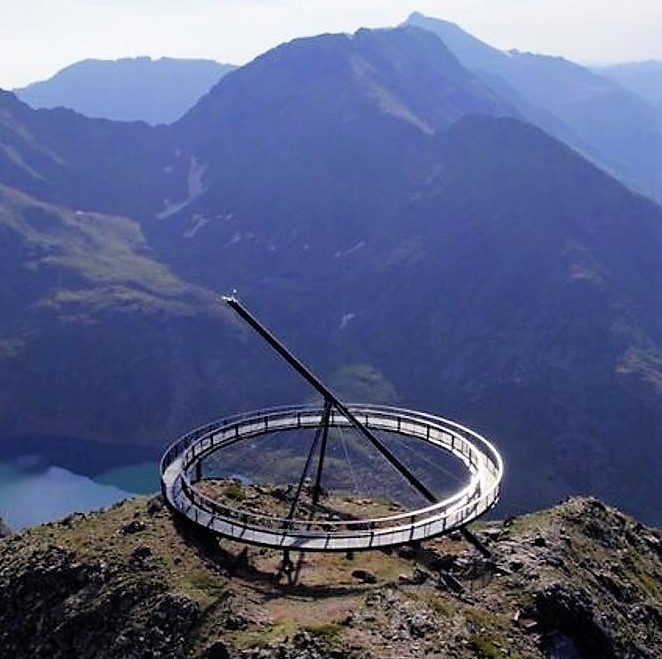 Aquest article és el resultat de gairebé 20 anys d’experiència en posicionament natural i moltes hores de selecció, redacció i actualitzacions de textos per a tota mena de webs. Només conté tècniques efectives per al vostre SEO, "accionables" (explotables), per posar en pràctica seguint les explicacions. A més, aquests són els que faig servir per als meus clients i els meus propis llocs. Última incorporació del 27 de juliol de 2020: fer SEO tot sent verd! Crec que mai no heu vist tantes victòries ràpides de SEO lliurades gratis. Si els apliqueu, hauríeu d’arribar a la primera pàgina de Google amb moltes paraules clau ... Bona lectura i gràcies per endavant per compartir aquest article i enllaçar-hi ;-) Com millorar el vostre SEO a Google? Per millorar la vostra referència natural, heu de posar en pràctica estratègies en els següents 4 eixos (feu clic per obtenir més informació a continuació): Tècnic: la base tècnica ha de ser perfecta. Tant les opcions dels fonaments per crear el lloc web com durant la vida del lloc (manteniment, redissenys i migracions) Contingut i UX: el contingut ha de tenir una qualitat molt superior a la que fan els seus competidors, amb una experiència d’usuari tan bona mòbils com a ordinadors o tauletes Notoriety (branding) i netlinking: el que marcarà la diferència és la notorietat i la confiança associades al vostre lloc. Desenvolupar la seva marca i aconseguir bons enllaços d'entrada ... Mètodes i eines: per progressar amb eficàcia, necessita els mètodes i les eines eficaces 28 idees de SEO a nivell tècnic Hi ha una multitud de coses per comprovar tècnicament, dels errors que s'han d'evitar o corregir. Aquests són els que tenen un impacte SEO i que prefereixo utilitzar ... Elimineu el contingut duplicat enllaçat al subdomini www. Si el vostre lloc és accessible amb i sense "www", és probable que tingueu problemes de contingut duplicats. Identifiqueu l’URL complet oficial i redirigiu l’identificador equivocat cap a l’adequat, definitivament. Necessitar ajuda ? Us explico com configurar el duplicat de www. Localitzeu les vostres pàgines orfes. N’hi ha 2 tipus, però per a tots dos és molt útil tractar-los. Les bones pàgines per a les quals només cal afegir bons enllaços interns perquè es potenciïn, i les males pàgines que no haurien d’haver existit i que s’han de gestionar. Llegiu el meu dossier a les pàgines orfes. Localitzeu problemes tècnics que afecten el SEO de les vostres imatges. Feu un inventari de totes les imatges incloses al vostre lloc i, a continuació, localitzeu les que estan bloquejades al rastreig, les que estan trencades (404 i altres), les que estan en noindex. Comproveu, per descomptat, que cada imatge té un atribut ALT (ben emplenat, excepte per a imatges decoratives). Per obtenir més informació, llegiu el meu article SEO Image Audit. Identifiqueu si alguns URL antics del vostre lloc reben enllaços de retrocés (bons) i responen amb un error 404. Si és així, és una pena perquè es perd l’aportació de popularitat ("suc") (explico detalladament la tècnica d’aquest tutorial). En aquest cas, l’ideal és actualitzar l’enllaç al lloc extern, però si no ho feu, haureu de fer una redirecció 301 a la pàgina que millor correspongui a la URL de la qual ja no funciona. Corregiu els enllaços morts (404). Internament, cap enllaç no ha de dirigir cap a una pàgina per error (inaccessible, codi 404). Utilitzeu una eina com Xenu (vés amb compte, per defecte rastreja massa i al servidor no li agradarà) per identificar aquests enllaços trencats. Aquest programari només funciona a Windows. Nota: la meva eina RM Tech també ho fa. Gestioneu correctament els vostres productes / articles / anuncis caducats. Un lloc està viu: és normal que desapareguin les pàgines. Però heu de gestionar-lo correctament, amb els codis HTTP adequats. Llegiu els consells de Sylvain Richard (agència Axenet) Creeu un índex de mapa del lloc. Per què un índex? per llistar diversos mapes del lloc dins. Per què diversos? de fet, una per tipus de pàgina (categories, productes, articles, altres ...), per tal d'especificar l'anàlisi de la taxa d'indexació. Això no ajudarà a avançar en la seva posició, sinó que facilitarà l'anàlisi de SEO. Si cal, llegiu el meu tutorial sobre mapes del lloc i SEO. Esbrineu quines pàgines importants falten als vostres mapes del lloc. Totes les pàgines que SEO SEO han d'estar als vostres mapes del lloc. No és essencial, sinó recomanable, sobretot per dur a terme anàlisis avançades a l'informe de "rendiment" de la nova Search Console. Tinc una eina que troba pàgines que falten al mapa del lloc (rastrejant el lloc per comparar-les). Comproveu l'URL de la pàgina d'inici: si és example.com/index.php o example.com/index.html o alguna cosa que no sigui example.com/, genera un contingut estúpidament duplicat. Bàsicament, diluïu els vostres esforços. En aquest cas, modifiqueu tots els vostres enllaços interns perquè apuntin al lloc correcte i configureu una redirecció des d'aquest URL dolent cap a l'adequat. A la paginació, consulteu l'URL de la pàgina 1. L’error clàssic és tenir un URL diferent en funció de si el mostreu primer o hi torneu fent clic en un enllaç de la pàgina 2. Explicacions detallades aquí. Accelereu el vostre lloc. Actualment, és extremadament important, ja sigui en ordinadors, tauletes o mòbils, els usuaris d’Internet volen pàgines que es mostrin ràpidament. Llegiu tots aquests consells per fer que el vostre lloc sigui més ràpid. Canvieu a HTTPS. Encara que en molts casos no sembli necessari, un dia o altre veureu que haureu de migrar a HTTPS. D’una banda, HTTPS ajuda (una mica) a fer referències, però també tranquil·litza els usuaris d’Internet (especialment quan els navegadors mostren missatges alarmants per als llocs HTTP). Comproveu que no tingueu errors amb cada URL canònic. Tenint accés a milers d’auditories a la meva plataforma My Ranking Metrics, us puc assegurar que sovint hi ha errors amb els canònics. Fins i tot si Google no els té necessàriament en compte (sobretot en cas d’error flagrant), us aconsello que els comproveu. Si cal, la meva eina d’auditoria RM Tech ho pot fer a tot el lloc. Assegureu-vos que teniu un lloc adequat per a mòbils. Amb l'arribada de l'índex mòbil de Google, és absolutament imprescindible tenir un lloc mòbil ben fet. La forma més senzilla és utilitzar un disseny responsiu ... Comproveu que Google pugui accedir a les vostres imatges, CSS, JS. Si en bloquegeu l'accés mitjançant el fitxer robots.txt, Googlebot no pot "fer-se una idea" de l'aspecte de les vostres pàgines. Per tant, pot pensar erròniament que les vostres pàgines per a mòbils són incompatibles. Teniu a Search Console un compte d’aquests possibles bloquejos. Afegiu una visita virtual al vostre establiment. L’avantatge de màrqueting és enorme, val la pena la inversió (llegiu "La visita virtual de Google My Business"). Podeu mostrar als vostres (futurs) clients com és la vostra botiga, restaurant o allotjament. I podeu incorporar-lo al vostre lloc, així com a la vostra fitxa de My Business. Afegiu dades estructurades a les vostres pàgines. Ajudareu Google a entendre perfectament de què "parleu". Les dades estructurades són essencials en un moment en què els motors fan anàlisis semàntiques (han passat d’analitzar paraules a entitats / conceptes). En alguns casos, fins i tot veureu un impacte visual a les SERP (estrelles, preus, dates, fotos, etc.). Vigileu els anuncis que ocupen tota la pantalla del mòbil. Des del gener del 2017, Google ha penalitzat aquells que abusen dels intersticials intrusius ... Proveu el format AMP per accelerar el vostre lloc. Google posa molt èmfasi en aquest format especial que us permet tenir pàgines que es mostren molt ràpidament. Si Google continua planejant una pantalla especial per a AMP als SERP per a mòbils, pot ser que valgui la pena canviar-lo. He creat un fitxer complet a les pàgines AMP. Nota: He parat AMP a WebRankInfo durant força temps, perquè hi ha massa restriccions i no hi ha prou avantatges; encara sembla essencial per als llocs de Google News. Comproveu que el vostre servidor retorni un codi 404 per a pàgines que no s'han trobat. És el valor estàndard per a aquest cas, és especialment important no redirigir les pàgines que no es troben cap a la pàgina inicial. Proveu un URL inexistent amb una eina de capçalera HTTP (la meva per exemple) per verificar que el codi retornat és 404 (no 200, 301 o un altre). Si heu migrat el lloc d’HTTP a HTTPS, comproveu les redireccions. Qualsevol URL antic a HTTP ha de ser redirigit (en un sol pas) al seu equivalent a HTTPS. Proporciono tots els codis de redirecció per a això, i després faig proves amb un analitzador de capçaleres HTTP. Per esbrinar si queda algun enllaç intern a HTTP, utilitzeu un rastrejador. Assegureu-vos que no teniu cap etiqueta de títol duplicada. La causa pot ser tècnica (el contingut és accessible en diversos URL) o editorial. Sigui com sigui, haureu de corregir el problema. Google Search Console ha eliminat l'informe "Millores HTML", però podeu obtenir l'equivalent amb una eina d'auditoria de SEO. Per a aquest tipus de coses, recomano executar-lo regularment, per exemple cada mes (RM Tech ho fa de manera molt completa). Comproveu que els enllaços externs de sortida no estiguin trencats. Fins i tot si probablement no hi hagi cap impacte directe en el SEO, assumiu el risc de decebre els vostres visitants, cosa que en última instància degrada el vostre SEO. Si el vostre lloc web es basa en un CMS conegut, probablement hi hagi un connector per comprovar-ho. Per exemple Broken Link Checker a WordPress. En cas contrari, feu una auditoria per detectar-los (Xenu no ho pot fer, en canvi RM Tech ho fa detalladament). Comproveu que les vostres pàgines no siguin massa profundes. Ja sigui per a l'usuari d'Internet o en termes de SEO, si una pàgina és de difícil accés, tindrà un rendiment baix. Vaig poder mesurar l'impacte real en un gran estudi de SEO de + 100 milions de pàgines ... Primer, mesureu la profunditat de cada pàgina (necessitareu un rastrejador de tipus RM Tech). A continuació, editeu el vostre lloc per reduir la profunditat, especialment per a les pàgines estratègiques, seguint els meus consells de vídeo. Feu enllaços a la vostra pàgina d'inici a les pàgines estratègiques del moment. Això és particularment útil als llocs de comerç electrònic on heu de destacar els productes (durant un període determinat). Fer un enllaç des de la pàgina inicial a una pàgina interna li donarà un impuls SEO. Identifiqueu les pàgines amb només un enllaç intern intern. Això no és necessari, però una pàgina poques vegades funciona molt bé en SEO si només rep un enllaç intern. Per obtenir pàgines empresarials estratègiques, cerqueu altres llocs del lloc per enllaçar-hi. Això és especialment eficaç en llocs de més de 500 pàgines aproximadament. La meva eina RM Tech llista les pàgines interessades. Cerqueu pàgines que encara tinguin el mateix text d’ancoratge en què es pot fer clic als enllaços entrants interns. No és obligatori tenir-ne diversos, però variant aquests textos, optimitzeu el posicionament de la pàgina de destinació en moltes més sol·licituds (efecte cua llarga). Per obtenir pàgines empresarials estratègiques, cerqueu altres llocs del lloc per enllaçar-hi. Això és molt eficaç en llocs de més de 500 pàgines aproximadament. La meva eina RM Tech llista les pàgines interessades. Novetat Adopteu solucions ecològiques. És possible millorar el vostre SEO amb solucions bones per al planeta. És possible que els exploteu, no creieu? També us pot interessar: els passos d’una auditoria de SEO (guia completa) 17 idees de SEO basades en el contingut Les vostres pàgines han d’interessar els usuaris d’Internet i contenir el que calgui perquè Google les entengui bé i us classifiqui al capdavant dels resultats. Això es refereix principalment a text, però també a imatges o vídeos. Aquests són els millors mètodes de SEO per contingut ... Torneu a treballar les etiquetes de títol. La recepta següent a aplicar: algunes paraules clau, algunes paraules convincents per fomentar els clics, una mica de marca (si és curta i coneguda), tot en uns 65 caràcters. Reelaborar els vostres títols és, sens dubte, la millor proporció de "temps dedicat" / "guany SEO". Consulteu totes les vostres descripcions. La meta descripció (o millor dit, el fragment dels resultats) hi és per completar el títol. Per tant, també ha de contenir expressions clau, així com arguments que animin l'usuari a fer clic per veure la vostra pàgina, sense oblidar el ressaltat del vostre nom o marca. Tenir una meta descripció massa curta, que falta o és idèntica a totes les vostres pàgines és un gran error de SEO (però també una molt bona palanca de millora). Tinc el fitxer més complet del web a la meta descripció, aprofiteu-lo ... Augmenteu el vostre CTR en els resultats. Sense ni tan sols voler guanyar posicionament, podeu obtenir més clics amb extractes més atractius (títol + descripció). Amb un títol + descripció millor combinats, podeu augmentar el CTR un 20% ... cosa que fa un 20% més de trànsit. La cirereta del pastís: és un criteri, sens dubte, estudiat per Google, utilitzat directament o indirectament. Afegiu text de descripció a totes les pàgines de la categoria. Sota el títol (H1) i abans de la llista de productes, escriviu una descripció de la categoria en forma d’1 o 2 paràgrafs. Aneu amb compte de produir un text de lectura agradable, l’objectiu no és només escriure SEO, sinó que també és la recepció de l’usuari d’Internet. L’objectiu és entendre millor el contingut de la categoria. Afegiu belles imatges al cor del vostre contingut. Donaran millor a priori als usuaris d'Internet que descobreixen el vostre lloc per primera vegada. Us donaran una oportunitat addicional per obtenir visibilitat als SERP de Google. Per a la pràctica, seguiu els meus consells aquí. Quant a les imatges, comproveu que no degradin l'experiència de l'usuari. Feu un inventari de totes les imatges incloses al vostre lloc i localitzeu-ne les que siguin massa pesades (en KB) o massa grans (en píxels). Busqueu imatges HTTP incloses a les pàgines HTTPS (imatge insegura que genera contingut mixt). Comproveu el nombre total d'imatges per pàgina, així com el seu pes total. Per automatitzar tot això, auditeu les vostres imatges amb RM Tech. Varia les paraules clau orientades. En lloc de pensar només en una paraula clau per pàgina (molt mala idea), expandiu-vos a moltes altres expressions que compleixin la mateixa intenció de l'usuari. L’anomenem treballar la cua llarga (o per sorprendre’t, les tècniques d’indexació semàntica latent). Sobre aquest tema, llegiu l'article SEO Quantum que us recorda que (també) heu d'utilitzar paraules rares. Si no sabeu com trobar aquestes variacions de paraules clau, aneu a Google i escriviu la vostra paraula clau principal. A continuació, mireu els suggeriments (que apareixen a poc a poc) i les cerques associades (a la part inferior de la pàgina). Per anar més ràpid, utilitzeu eines com les descrites per Miss SEO Girl per exemple, o les de la llista La Fabrique du Net. Creeu grans articles de fulla perenne. Es tracta de contingut atemporal, que podeu compartir amb el vostre públic regularment (amb algunes actualitzacions si cal). Aquest tipus de contingut és molt eficaç en SEO. Per crear-los, seguiu els consells de Valérie Demont o DomRaider. Actualitzeu els vostres articles antics. Consulteu tots els vostres articles i cerqueu-ne els que tinguin una data de publicació antiga (però no una notícia). Els usuaris d'Internet que veuen una data massa antiga no es prenen l'article seriosament ... Si veieu que cal revisar el contingut, ara és el moment de fer-ho. Si l'article està totalment obsolet, suprimiu-lo. Respon directament a les preguntes dels internautes. Google busca donar una resposta ràpida a les preguntes dels seus usuaris. Per a això, necessita el vostre contingut. Identifiqueu preguntes mitjançant Search Console (o una eina d’anàlisi de paraules clau que pugui detectar preguntes, com ara 1.fr o AnswerThePublic) i afegiu-les al vostre article, amb la resposta just a sota. Podeu seleccionar-vos al fragment destacat ("posició 0") o als blocs "Pregunta també a la gent". Afegiu vídeos a les vostres pàgines. Si és possible, els vídeos que us pertanyen, però en cas contrari, també es poden utilitzar per complementar la informació proporcionada a la vostra pàgina. Aprofiteu per millorar el vostre SEO a YouTube (algunes idees aquí i un llibre fantàstic que us recomano). Estructura el teu contingut editorial amb bons títols. Les etiquetes H1-H6 estan fetes per això: per ajudar el lector (i el motor de cerca) a entendre la lògica del vostre contingut. Sense arribar a una sobreoptimització, una bona estructura de títols a les vostres pàgines us ajudarà a incloure expressions estratègiques. Proveu l'estructura d'una pàgina amb la meva eina gratuïta o bé a tot el vostre lloc amb RM Tech. Identifiqueu les vostres pàgines de mala qualitat. Deceben els usuaris d’Internet que els consulten i degraden el nivell de qualitat global que Google calcula sens dubte (per exemple, amb Panda). El millor és transformar aquestes males pàgines per aconseguir un alt nivell de qualitat. Si no podeu, una altra solució és combinar diverses pàgines perquè la seva agrupació sigui bona. Com a últim recurs, suprimiu-los i indiqueu-los de Google. Per estalviar temps, seguiu el meu mètode per detectar pàgines intrínsecament de baixa qualitat. Busqueu contingut massa baix. Normalment es tracta de pàgines amb molt poc valor afegit. Localitzeu-los, actualitzeu el contingut, completeu-los, afegiu imatges o vídeos ... Aquestes pàgines tornaran a generar visites (i la qualitat del vostre lloc millorarà). Més informació aquí a la recerca de "contingut prim". Afegiu preguntes / respostes als fitxers de producte. Permeteu als usuaris d’Internet que facin preguntes, fins i tot abans de la compra, i que les responguin a les PMF incloses a la fitxa del producte. Això no només enriqueix el contingut de la pàgina (amb preguntes que els usuaris d’Internet poden fer a Google), sinó que també us dóna idees per completar la descripció del producte. Aquest és un truc utilitzat per Amazon, descrit per beetle-seo.com. Oferiu el vostre contingut en una altra forma. Per exemple, feu un vídeo que resumeixi un tutorial o diapositives, una infografia, etc. No tindreu contingut duplicat i reviureu l’interès pel vostre lloc. Fins i tot podeu aprofitar per publicar aquest nou contingut en altres llocs (a YouTube, a Slideshare, etc.). Afegiu ressenyes de clients a les vostres pàgines. S'utilitza principalment en fitxers de productes, però també es pot utilitzar per als vostres serveis. Aquestes ressenyes de clients (autèntiques, per descomptat) enriquiran el contingut editorial de la pàgina. Recordeu incloure el marcatge semàntic (dades estructurades schema.org) per tenir l'oportunitat d'obtenir un fragment ric (fragment amb estrelles als SERPs de Google). Si cal, llegiu el document de Google, per exemple aquí el de les "ressenyes". 18 idees de SEO per a enllaços d'entrada i notorietat Google es basa en moltes coses per avaluar la notorietat dels llocs: enllaços d'entrada, per descomptat, el "equivalent de marca" del vostre lloc i potser també les xarxes socials. A continuació, es detallen les estratègies d’enllaç de xarxa que faig servir per als meus clients i per als meus llocs ... Netejar els enllaços d’entrada artificials creats anteriorment. És possible que hàgiu creat molts enllaços al vostre lloc per millorar el vostre SEO (directoris, llocs de "comunicats de premsa", comentaris, signatures del fòrum, intercanvis d’enllaços, compres d’enllaços, etc.). En casos extrems, s’ha de renunciar a la més artificial. Modifiqueu o suprimiu els vostres enllaços d'entrada "a tot el lloc". Aquests són els enllaços (sovint artificials, amb paraules clau) ubicats a totes les pàgines dels llocs associats, normalment al peu de pàgina o a la barra lateral. Substituïu-los per un o alguns enllaços situats al centre d’un article que tracta el vostre tema. Publiqueu els resultats d’un ampli estudi. L’objectiu és impressionar amb la qualitat, serietat i exhaustivitat del vostre estudi (en cas contrari no obtindreu molts enllaços). He provat amb èxit aquest mètode diverses vegades, per exemple, resumint els problemes de SEO dels 500 llocs FEVAD (més de 200 llocs fan un enllaç, inclòs el d’Echos Entrepreneurs). Identifiqueu qui parla del vostre lloc sense fer cap enllaç. En diem una menció, és a dir, que el nom del lloc (o la seva adreça) s’indica en una pàgina, però sense enllaç (etiqueta ). Identifiqueu-los (amb Linkody, Majestic, Ahrefs o altres eines, o de forma gratuïta, però de manera menys efectiva amb una alerta de Google) i poseu-vos en contacte amb el lloc interessat per sol·licitar que s’afegeixi un enllaç. Per exemple, ho vaig fer per obtenir un enllaç a un article que presentés els conceptes bàsics del SEO. Copieu les bones idees d'enllaços dels vostres competidors. Estudieu els enllaços d’entrada dels vostres competidors (amb Linkody, Majestic, Ahrefs o altres eines) per identificar els millors. Aleshores, també podeu tenir un enllaç des dels mateixos llocs o us inspiren idees. També podeu demanar-me que ho faci per vosaltres com a part d’una auditoria d’enllaços de xarxa. Aprofiteu un canvi al vostre logotip! De fet, és una oportunitat per contactar amb aquells que utilitzen el vostre logotip antic: proporcioneu-los la nova imatge i demaneu-los que afegeixin o modifiquin l'enllaç al vostre lloc alhora. Per trobar pàgines amb el vostre logotip antic, cerqueu per imatge a Google images. Substituïu els enllaços als vostres perfils (Facebook, Twitter ...) per enllaços al vostre lloc. Bàsicament, estudieu els enllaços d’entrada als vostres comptes de xarxes socials i, a continuació, poseu-vos en contacte amb els llocs que fan aquests enllaços per veure si poden canviar-los a enllaços al vostre lloc. No és necessàriament fantàstic, però us pot proporcionar noves connexions. Depèn de vosaltres resoldre-ho! Aquesta idea la vaig trobar entre moltes altres a refeo.com. Doneu als vostres visitants accés gratuït a una eina útil. Pot ser sorprenent, però aquest tipus de servei tindrà èxit en termes de backlinks (sempre que es faci bé). Ho he vist amb les meves pròpies eines, però es pot veure en altres (calculadores de crèdit immobiliari, previsió meteorològica, etc.). Poseu-vos en contacte amb l'autor d'un article per suggerir-vos una millora. Pot ser una idea complementària, un suggeriment per a una nova eina, comentaris sobre el truc proposat a l'article, etc. Si ho feu bé, podeu obtenir un enllaç de "recompensa" :-) Vegeu l'exemple d'André a Traficmania. Convideu-vos a escriure un article en un lloc. En diem blocs de convidats. El principi és proporcionar un article (de gran qualitat) a un lloc que el publicarà, generalment permetent incloure com a mínim un enllaç al vostre lloc. Llegiu les explicacions de Sylvain Lembert, que les practica molt al seu lloc. Per cert, també accepto convidats, poseu-vos en contacte amb mi si teniu una bona idea per a un article (cerca temàtica de màrqueting). Demaneu als vostres socis fora de línia que facin una connexió. Enumereu tots els vostres socis del "món real": socis comercials, amics, proveïdors, clients, associacions o fundacions, etc. A continuació, vegeu quins poden parlar de vosaltres en una pàgina del seu lloc, amb un bon enllaç. Demaneu als vostres proveïdors que us enllacin. Qui no prova res no té res, oi? Per què no demaneu als proveïdors que us afegeixin a la pàgina "On comprar els nostres productes"? "? Registreu-vos al lloc web del vostre ajuntament i del vostre CCI (cambra de comerç i indústria)! Amb aquests llocs institucionals, teniu moltes possibilitats de ser acceptat (si la vostra sol·licitud és legítima, per descomptat) i a priori tenen una bona reputació. Està bé, sempre que aquests llocs gestionin realment llistes d'enllaços a empreses locals. Identifiqueu els enllaços que indiquen els errors 404 dels vostres competidors i ofereu el vostre contingut substitutiu. Per fer-ho, analitzeu els enllaços d’entrada dels vostres competidors (amb Linkody, Majestic, Ahrefs o altres eines) que donen lloc a un error 404. A continuació, assegureu-vos que teniu una pàgina d’alta qualitat que coincideixi amb el recurs que falta. Finalment, poseu-vos en contacte amb els llocs que fan aquests enllaços i suggeriu-los que modifiquin l'enllaç trencat per apuntar al vostre lloc. També podeu demanar-me que ho faci per vosaltres com a part d’una auditoria d’enllaços de xarxa. Identifiqueu aquells que citen una font d’informació que s’ha tornat inaccessible. S’acosta molt a la idea anterior, però aquesta vegada no necessàriament busqueu enllaços d’entrada dels vostres competidors. Aquí es tracta de trobar llocs (de qualitat) en el vostre tema citant fonts d’informació fent un enllaç, però el vincle del qual ara no porta enlloc. Depèn de vosaltres posar-vos en contacte amb ells oferint-los una de les vostres pàgines de reemplaçament. Publiqueu infografies impressionants. Sí, encara funciona ... a condició de proporcionar informació sense precedents i ser excel·lent en termes de producció. Consulteu les plataformes gràfiques per ordinador i llegiu els comentaris de Pierre-Antoine Levesque. Deixeu de ser avar amb enllaços externs de sortida. Fins i tot si no es garanteix que l’impacte SEO sigui directe, és bo enllaçar amb altres persones de qualitat sobre el mateix tema que la vostra pàgina. Aquesta és una manera de fer que Google entengui millor de què tracta la vostra pàgina. També és una manera de demostrar que sou un centre que ha seleccionat altres pàgines interessants sobre el tema. A més, faràs amics que un dia o altre et faran un vincle! Publicar ofertes de feina i donar-les a conèixer! Si teniu previst contractar, publiqueu les ofertes en una sola pàgina l’URL de la qual no canviarà mai i feu-la publicitat allà on pugueu. Penseu en llocs especialitzats, així com en llocs locals o en el vostre tema. És molt probable que afegeixin un enllaç a la pàgina inicial de la secció "Ofertes de feina". 15 mètodes i eines essencials de SEO Sense un mètode, es donarà la volta en cercles i sense una eina no serà eficaç. Aquí és on hi ha la diferència entre un SEO bo i un SEO dolent. Aquests són els mètodes i les eines que faig servir per als meus clients i els meus llocs ... Caça les masses negres! Aquestes són les pàgines (URL) rastrejades per Google i, fins i tot, fins i tot indexades quan ni tan sols haurien d’haver existit. Consumeixen el que s'anomena "pressupost de rastreig", sens dubte generen contingut duplicat i degraden la qualitat general del vostre lloc. Localitzeu les vostres pàgines de zombis. Si teniu articles que no han generat cap visita SEO durant els darrers dotze mesos ... és hora de tenir-ne cura. S’anomenen pàgines inactives durant un any. El problema pot venir del tema de l’article (que ja no interessa a ningú), sinó també de la mediocritat de la pàgina (sense valor afegit). El pitjor d'ells no només és un aspecte de SEO, sinó que ja no interessa a la gent del vostre lloc (mai no s'ha vist!): Jo en dic una "pàgina zombi". Per identificar-los i saber què fer-ne, seguiu el meu tutorial, però sabeu que la meva eina RM Tech ho fa (combinant l’anàlisi de dades de rastreig amb el d’Analytics i Search Console, mitjançant un algoritme casolà). Feu menys pàgines, però als vostres visitants els encantarà. Avui en dia ja no és suficient crear una pàgina que respecti les optimitzacions bàsiques de SEO. No es pot considerar una pàgina de manera estàtica, sense les dades relatives a l'usuari d'Internet. Google sap detectar les pàgines que deceben massa els usuaris d’Internet. Això és el que respon Jean-François Pillou (creador de la història d’èxit Comentari Ca Marche) quan se li pregunta sobre la millor tècnica de SEO subestimada ... Combineu les mètriques a la vostra disposició (vaig entrevistar molts experts sobre aquest tema) o deixeu que RM Tech fes-ho, que identifica les pàgines que deceben massa. Aneu a la pàgina 1 de Google. Algunes pàgines del vostre lloc són probablement sovint (de mitjana) a la part superior de la pàgina 2 dels resultats. I, per tant, gairebé no tingueu trànsit. Aquí detallo el meu mètode que permet identificar les pàgines interessades que tenen el màxim potencial. Em baso en el trànsit que poden obtenir si van a la pàgina 1 de Google, així com en el seu marge de millora (segons les suboptimitzacions de SEO). Accelereu realment el vostre lloc. Per esbrinar què ralentitza massa les vostres pàgines, proveu-les amb Google PageSpeed ​​Insights o millor, amb Dareboost (eina francesa que descric aquí) o Fasterize (també s’explica la solució francesa SaaS). Reduïu la mida dels fitxers d'imatge. És possible en un clic amb diverses eines, per exemple ImageRecycle. Si encara no ho heu fet, no ho dubteu! Per la meva banda, ho faig a tots els meus llocs i els dels meus clients. Aprofiteu la diversitat dels SERPs de Google. Seguro que no coneixeu els 70 tipus de resultats que es mostren a les SERP. Hi ha moltes maneres d’aprofitar-ho per obtenir una millor visibilitat ... Utilitzeu Google Search Console. Aquesta interfície entre Google i qui gestiona un lloc (o una aplicació) és essencial. Si encara no ho heu fet, afegiu el lloc i reviseu tots els informes proporcionats. Assegureu-vos que no teniu cap penalització a Google. Això és improbable perquè ja en sabríeu, però si mai accediu al vostre compte de Search Console, pot passar. A diferència d'una "penalització algorítmica", Google adverteix en cas de "penalització manual". Aquí teniu la llista d’infraccions i sancions associades. Estalvieu temps amb els bookmarklets. Quelques clics qui vous simplifient la vie pour vos actions liées au référencement, aux réseaux sociaux ou à la gestion de votre site. Vous ne savez pas ce que sont les bookmarklets ? Suivez mon tuto ! Regardez quelles pages sont indexées ! En récupérant la liste des pages indexées, vous pouvez en déduire celles qui ne le sont pas, ce qui n'est pas normal. Ca peut vous aider à comprendre certains problèmes sur votre site. Je vous propose un tuto vidéo pour savoir comment lister les pages indexées (sites de moins de 1000 pages). Devenez le dieu des commandes Google ! Comme les bookmarklets, elles vous feront gagner du temps, par exemple pour chercher dans un site particulier, dans la balise title, accéder au cache, savoir si Google a indexé une URL précise, etc. Je vous ai fait la liste complète ici :-) Equipez-vous d'un outil de gestion des backlinks ! Vous gagnerez un temps fou et découvrirez des opportunités avec un outil comme Linkody. Incitez vos lecteurs à partager sur les réseaux sociaux ! Ne mettez pas des boutons complexes basés sur Javascript mais de simples liens. Placez-les de façon bien visible afin d'augmenter les partages. Pour aller encore plus loin, lisez mes astuces pour avoir + de partages. Automatisez et planifiez les partages sur les réseaux sociaux ! Peut-être que comme moi avant, vous faites tout à la main ? C'est une perte de temps gigantesque… Planifiez à l'avance les partages de vos meilleurs contenus sur vos comptes Facebook, Twitter, LinkedIn, etc. Mieux encore : si votre outil repère les partages qui ont eu du succès et les planifie à nouveau dans le futur, activez le mode de re-partage automatique ! D'autres idées ? Les commentaires sont à vous :-)