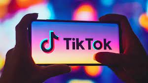 Mediante Trendy Beat TikTok aspira a poner palos en las ruedas a Amazon, Shein y Temu, de acuerdo con fuentes cercanas a la red social. La idea es que los usuarios de TikTok puedan buscar productos tanto en Trendy Beat como en TikTok Shop desde la misma pestaña consagrada al e-commerce de la aplicación. La filial de ByteDance contempla esa pestaña como una suerte de «central hub» para el descubrimiento de promociones y la administración de pedidos. Con TikTok ejerciendo de intermediario, los fabricantes chinos esperan ofrecer un soporte de mejor calidad a sus clientes de Occidente y reducir además los tiempos de envío desde China a mercados como Estados Unidos y Reino Unido.