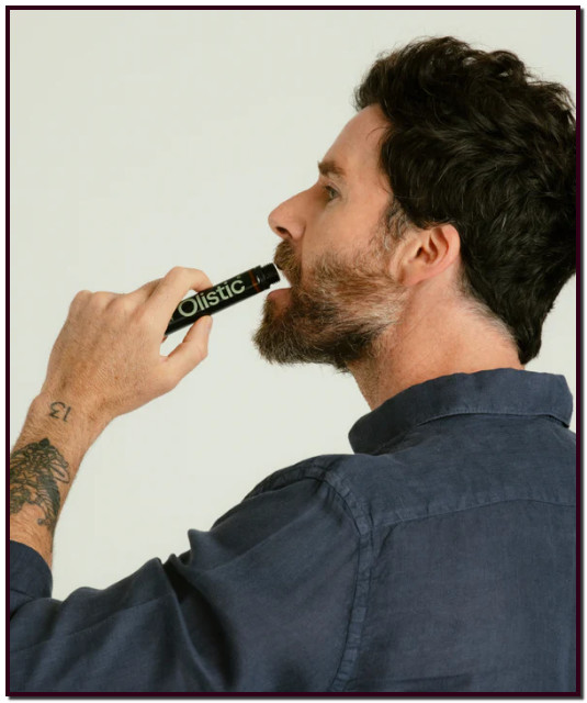 Compra tu Plan mensual Olistic para hombres | Olistic for men | para proteger, fortalecer, reparar y reforzar tu cabello desde dentro y así evitar la pérdida de tu cabello |  28 dosis de 25 ml Olistic es un complemento nutricional bebible diseñado para fortalecer, nutrir y combatir la caída del cabello masculino.  Con una fórmula única compuesta por más de 30 ingredientes naturales y veganos, Olistic incluye 12 potentes antioxidantes naturales que ayudan a proteger y fortalecer desde el interior tu cabello y piel de los daños causados por el sol. Olistic está libre de tóxicos, gluten y parabenos.  Si escribes ahora mismo en Google “cómo evitar la caída del pelo masculina” te salen alrededor de 11,2 millones de resultados. Con solo este dato te puedes hacer una idea de la preocupación que existe sobre la salud capilar en los hombres. Por eso, vamos a intentar aportar nuestro granito de arena hablando sobre causas, remedios y tratamientos para evitar la caída del cabello. Según el diccionario de la RAE (Real Academia Española) la alopecia es “la caída o pérdida patológica del pelo”. Cuando nos hablan de este término todos sabemos qué tiene que ver en mayor o menor medida con la calvicie. Existen varios tipos de alopecia, aunque la más común es la androgénica o la que viene determinada por causas genéticas. Pero existen otros tipos, concretamente cinco más: areata (en forma de parches), fibrosante (frontal), difusa (sin un orden lógico), cicatricial (provocada por cicatrices) y universal (pérdida completa de todo el pelo). Cada una tiene sus causas. Algunas son reversibles y el pelo vuelve a crecer sin ningún tratamiento, pero las más populares son las que más afectan a los hombres cuyo pelo no vuelve a crecer.   El estrés