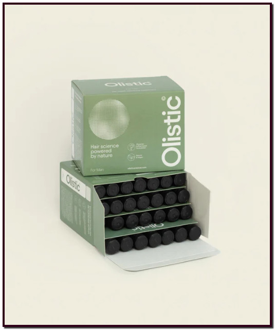 Compra tu Plan mensual Olistic para hombres | Olistic for men | para proteger, fortalecer, reparar y reforzar tu cabello desde dentro y así evitar la pérdida de tu cabello |  28 dosis de 25 ml Olistic es un complemento nutricional bebible diseñado para fortalecer, nutrir y combatir la caída del cabello masculino.  Con una fórmula única compuesta por más de 30 ingredientes naturales y veganos, Olistic incluye 12 potentes antioxidantes naturales que ayudan a proteger y fortalecer desde el interior tu cabello y piel de los daños causados por el sol. Olistic está libre de tóxicos, gluten y parabenos.  Si escribes ahora mismo en Google “cómo evitar la caída del pelo masculina” te salen alrededor de 11,2 millones de resultados. Con solo este dato te puedes hacer una idea de la preocupación que existe sobre la salud capilar en los hombres. Por eso, vamos a intentar aportar nuestro granito de arena hablando sobre causas, remedios y tratamientos para evitar la caída del cabello. Según el diccionario de la RAE (Real Academia Española) la alopecia es “la caída o pérdida patológica del pelo”. Cuando nos hablan de este término todos sabemos qué tiene que ver en mayor o menor medida con la calvicie. Existen varios tipos de alopecia, aunque la más común es la androgénica o la que viene determinada por causas genéticas. Pero existen otros tipos, concretamente cinco más: areata (en forma de parches), fibrosante (frontal), difusa (sin un orden lógico), cicatricial (provocada por cicatrices) y universal (pérdida completa de todo el pelo). Cada una tiene sus causas. Algunas son reversibles y el pelo vuelve a crecer sin ningún tratamiento, pero las más populares son las que más afectan a los hombres cuyo pelo no vuelve a crecer.   El estrés