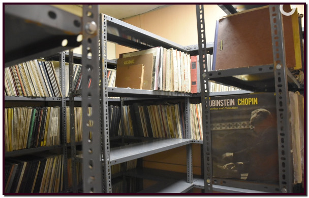 La Commune de Sant Julià de Lòria part actuellement vers Madrid une partie de l'héritage phonographique laissé par le couple Redd-Morante et des voix crient au ciel en demandant pourquoi aucune institution −regardant préférentiellement vers le Ministère de la Culture− ne l'a pas empêché et a pris en charge les 3 000 disques de pierre.