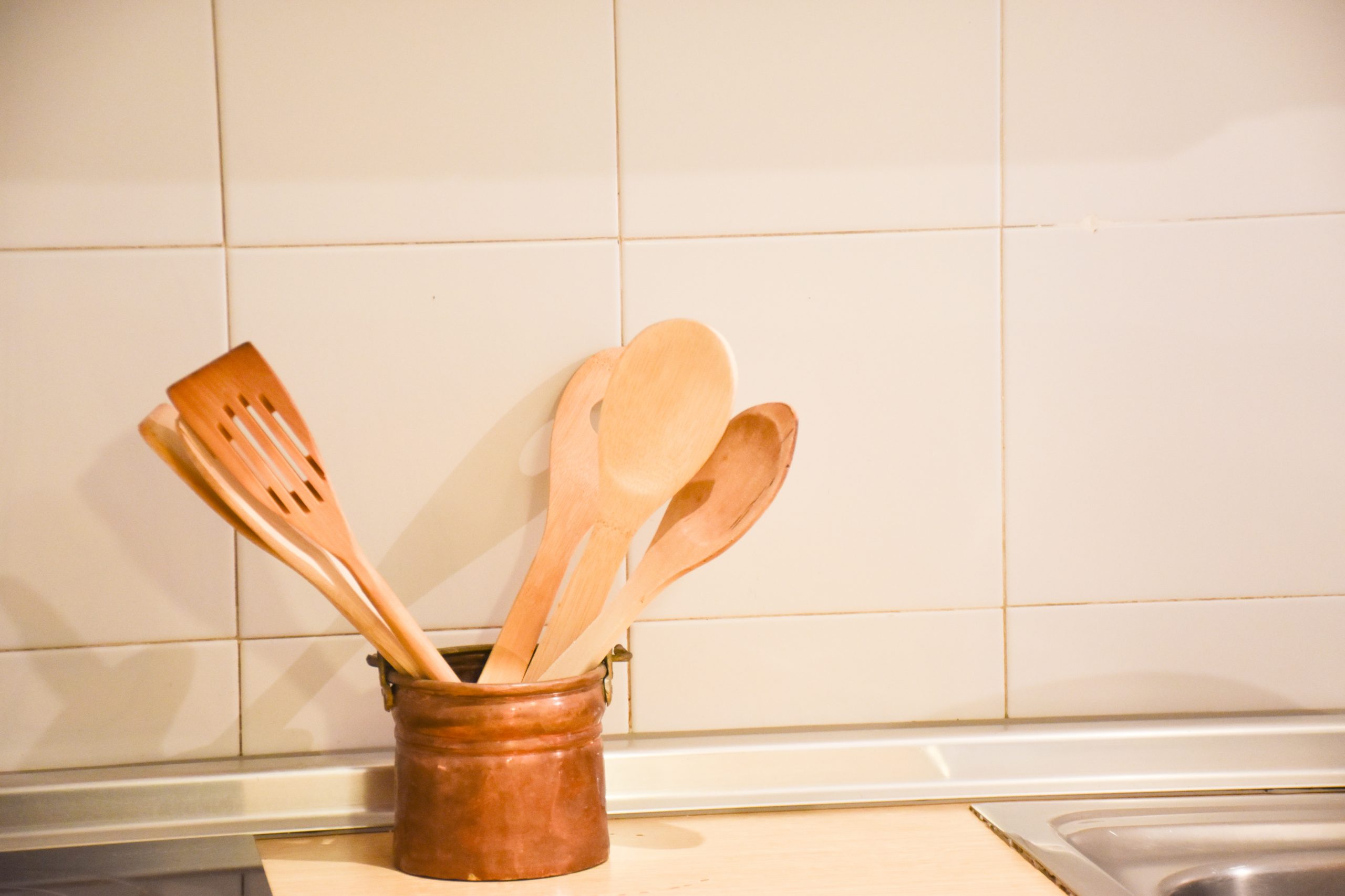 La Casa de la Muntanya est un espace conçu pour informer, promouvoir et faire connaître les activités et les événements ayant pour sujet principal la montagne. Un centre d'information et de découverte qui favorisera la collaboration entre des entreprises privées, l'administration publique et différents organismes de recherche et d'innovation, avec des éléments en lien avec la haute montagne et la durabilité. Un Mountain Living Lab qui doit permettre la mise en œuvre et le développement de nouveaux systèmes de mesure et de suivi pour la gestion de la neige, en collaboration avec d'autres centres de recherche dont le CENMA (Centre d’études de la neige et de la montagne), entre autres initiatives. La vallée d'Ordino a été classée Réserve de biosphère par l'Unesco dans le cadre de son programme « L’homme et la biosphère », ce qui confère un attrait tout particulier à cet équipement inauguré en juin 2020 à l'occasion de l'ouverture de l'office de tourisme d'Ordino. Les réserves de biosphère se prêtent parfaitement à la recherche et à la promotion de solutions conjuguant conservation durable de la biodiversité, développement économique, recherche et éducation. Le Parc naturel de la vallée de Sorteny est un espace naturel protégé qui fait déjà partie du Réseau mondial de Réserves de biosphère. La Casa de la Muntanya a pris ses quartiers dans la Casa Ferino, un bel exemple de l'architecture de montagne situé au cœur de la rue principale d'Ordino.  Ses installations s'élèvent sur trois étages, avec plusieurs espaces distincts. Les visiteurs qui se rendent à l'Office de tourisme, au premier étage, peuvent se renseigner sur les attraits touristiques de la paroisse, et du pays en général. L'Office de tourisme permet d'accéder à la Zone de découverte, un espace ouvert où les visiteurs pourront saisir la montagne de manière interactive dans toutes ses dimensions, à travers différents affichages dynamiques tels que des écrans tactiles et une maquette interactive de la principauté représentant, entre autres, les chemins de montagne, les sommets et les vallées. Cette zone est complétée par un espace de réalité virtuelle où l'on peut voir des paysages des montagnes andorranes, et une salle de projection. La Casa de la Muntanya abrite également les installations des services du Tourisme et de l'Environnement du Comú d'Ordino dans le but d'effectuer un travail transversal.