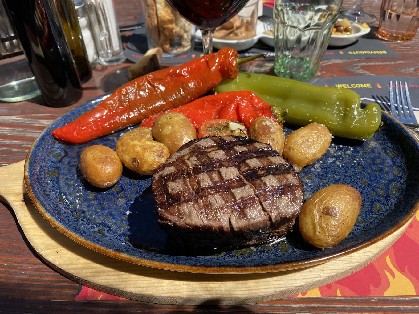 A La Sangria Grill, les carns són cuinades a la brasa i són conegudes per la seva qualitat. Potser voldreu compartir alguna de les nostres carns, peces com la Bavette XXXL, ja que són famoses per la seva “descomunal” mida.