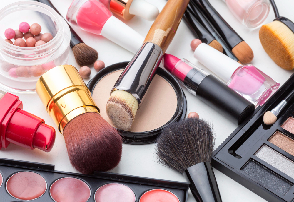 Importar cosméticos a España es un buen negocio La cosmética es uno de los sectores que menos sufre las crisis. De hecho, incluso en los momentos más complicados a nivel económico, los productos cosméticos consiguen mantener sus ventas en un nivel bastante alto. Los productos para el cuidado de la piel y el cabello son altamente demandados y, en el caso de los supermercados, los cosméticos de marca blanca pueden llegar a suponer hasta un 50 % de sus ventas. Precisamente por ello, siempre están en búsqueda de nuevos proveedores. Para una empresa, es buena idea entrar de lleno en la importación de cosméticos, pero para poder hacerlo es necesario conocer las normas de seguridad y seguir el procedimiento establecido legalmente. Cómo importar cosméticos Declaración responsable de inicio de actividad ante la AEMPS El primer trámite que hay que cumplir es presentar la declaración responsable de inicio de actividad ante la Agencia Española de Medicamentos y Productos Sanitarios (AEMPS). La declaración agiliza los trámites, pero esto no implica que la Administración no vaya a realizar controles e imponer sanciones si descubre cualquier infracción en lo relativo a la importación de productos cosméticos. Instalaciones para el almacenamiento Los cosméticos deben ser almacenados en espacios que cumplan los requisitos para albergar este tipo de artículos. La empresa tiene que contar con los procedimientos, equipamientos, instalaciones y el personal adecuado para llevar a cabo una correcta manipulación de los cosméticos. Además, su estructura organizativa tiene que garantizar la calidad de los productos que se importan y la eficiencia de los controles. Responsable técnico La legislación establece que todas las empresas dedicadas a la importación, fabricación o distribución de productos sanitarios o cosméticos deben contar con los servicios de un técnico responsable de productos sanitarios y con formación específica en cosméticos. Al técnico se le exige una dedicación horaria mínima de 10 horas a la semana. Se trata de un profesional sanitario que se encarga de velar por el cumplimiento de la normativa de aplicación a los cosméticos que van a ponerse en venta en el mercado español. Elabora la declaración responsable para que la empresa pueda acceder a la licencia de importación, gestiona la calidad de los productos, revisa y evalúa los incidentes que se puedan producir, actúa como interlocutor ante las autoridades sanitarias y se encarga de poner al día la documentación que hace falta para el registro de los productos y su puesta en el mercado. Registro en el Cosmetics Products Notification Portal (CPNP) de la Comisión Europea El CPNP es un registro virtual en el que debe dejarse constante de todos los productos cosméticos. Este trámite es imprescindible para que esos artículos se puedan vender de manera legal dentro del territorio de la Unión Europea. Para importar cosméticos es prioritario trabajar siempre con productos de la máxima calidad y que cumplan todas las exigencias establecidas a nivel sanitario y contar con un responsable técnico cualificado para la liberación de los productos importados que cumplan con la legislación vigente. ¿Necesitas asesoramiento para importar cosméticos? Consulta con nosotros para obtener tu autorización para la importación de productos cosméticos. Vicente de Pablos Vicente Importar cosméticos a España es un buen negocio La cosmética es uno de los sectores que menos sufre las crisis. De hecho, incluso en los momentos más complicados a nivel económico, los productos cosméticos consiguen mantener sus ventas en un nivel bastante alto. Los productos para el cuidado de la piel y el cabello son altamente demandados y, en el caso de los supermercados, los cosméticos de marca blanca pueden llegar a suponer hasta un 50 % de sus ventas. Precisamente por ello, siempre están en búsqueda de nuevos proveedores. Para una empresa, es buena idea entrar de lleno en la importación de cosméticos, pero para poder hacerlo es necesario conocer las normas de seguridad y seguir el procedimiento establecido legalmente. Cómo importar cosméticos Declaración responsable de inicio de actividad ante la AEMPS El primer trámite que hay que cumplir es presentar la declaración responsable de inicio de actividad ante la Agencia Española de Medicamentos y Productos Sanitarios (AEMPS). La declaración agiliza los trámites, pero esto no implica que la Administración no vaya a realizar controles e imponer sanciones si descubre cualquier infracción en lo relativo a la importación de productos cosméticos. Instalaciones para el almacenamiento Los cosméticos deben ser almacenados en espacios que cumplan los requisitos para albergar este tipo de artículos. La empresa tiene que contar con los procedimientos, equipamientos, instalaciones y el personal adecuado para llevar a cabo una correcta manipulación de los cosméticos. Además, su estructura organizativa tiene que garantizar la calidad de los productos que se importan y la eficiencia de los controles. Responsable técnico La legislación establece que todas las empresas dedicadas a la importación, fabricación o distribución de productos sanitarios o cosméticos deben contar con los servicios de un técnico responsable de productos sanitarios y con formación específica en cosméticos. Al técnico se le exige una dedicación horaria mínima de 10 horas a la semana. Se trata de un profesional sanitario que se encarga de velar por el cumplimiento de la normativa de aplicación a los cosméticos que van a ponerse en venta en el mercado español. Elabora la declaración responsable para que la empresa pueda acceder a la licencia de importación, gestiona la calidad de los productos, revisa y evalúa los incidentes que se puedan producir, actúa como interlocutor ante las autoridades sanitarias y se encarga de poner al día la documentación que hace falta para el registro de los productos y su puesta en el mercado. Registro en el Cosmetics Products Notification Portal (CPNP) de la Comisión Europea El CPNP es un registro virtual en el que debe dejarse constante de todos los productos cosméticos. Este trámite es imprescindible para que esos artículos se puedan vender de manera legal dentro del territorio de la Unión Europea. Para importar cosméticos es prioritario trabajar siempre con productos de la máxima calidad y que cumplan todas las exigencias establecidas a nivel sanitario y contar con un responsable técnico cualificado para la liberación de los productos importados que cumplan con la legislación vigente. ¿Necesitas asesoramiento para importar cosméticos? Consulta con nosotros para obtener tu autorización para la importación de productos cosméticos.