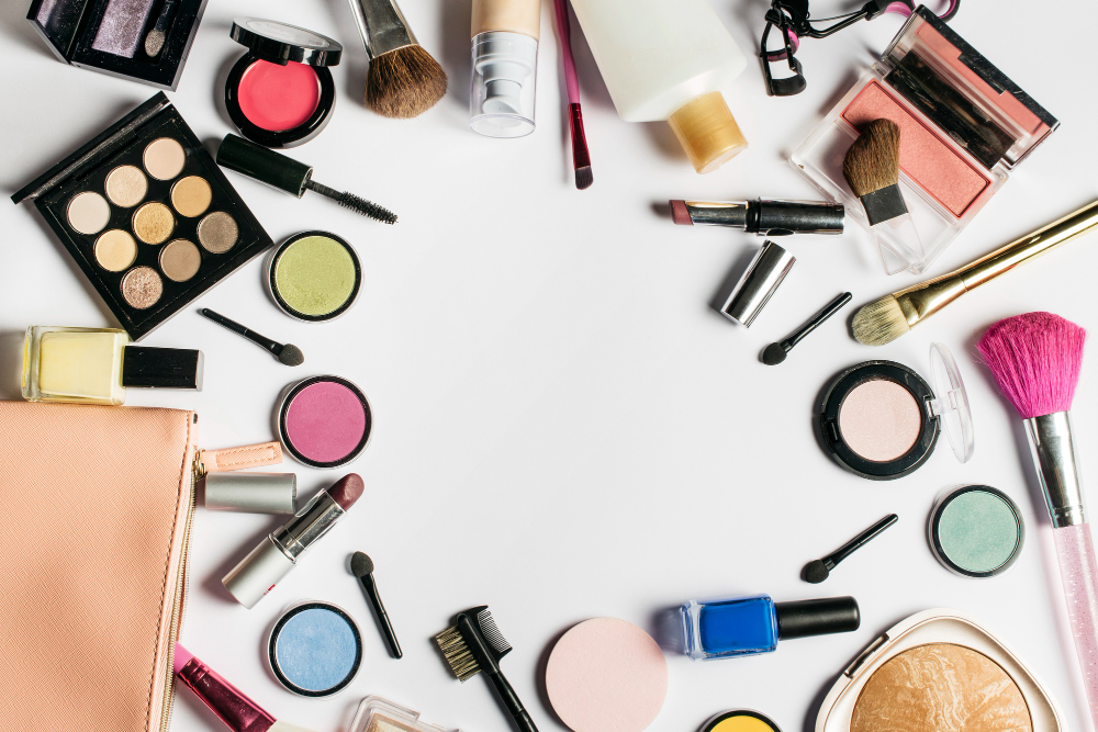 Importar cosméticos a Europa implica tener presente que estos productos están sujetos a regulaciones muy estrictas en la comunidad Europea en cuanto a su calidad, ya que se aplican sobre la piel y podrían afectar la salud si en su elaboración se utilizaran ingredientes no recomendados. Los cosméticos fabricados en España pasan por rigurosos controles para asegurar su completa seguridad. Del mismo modo, los productos que provienen del extranjero deben someterse a estas mismas verificaciones. Todo esto tiene como objetivo garantizar la seguridad de los consumidores.