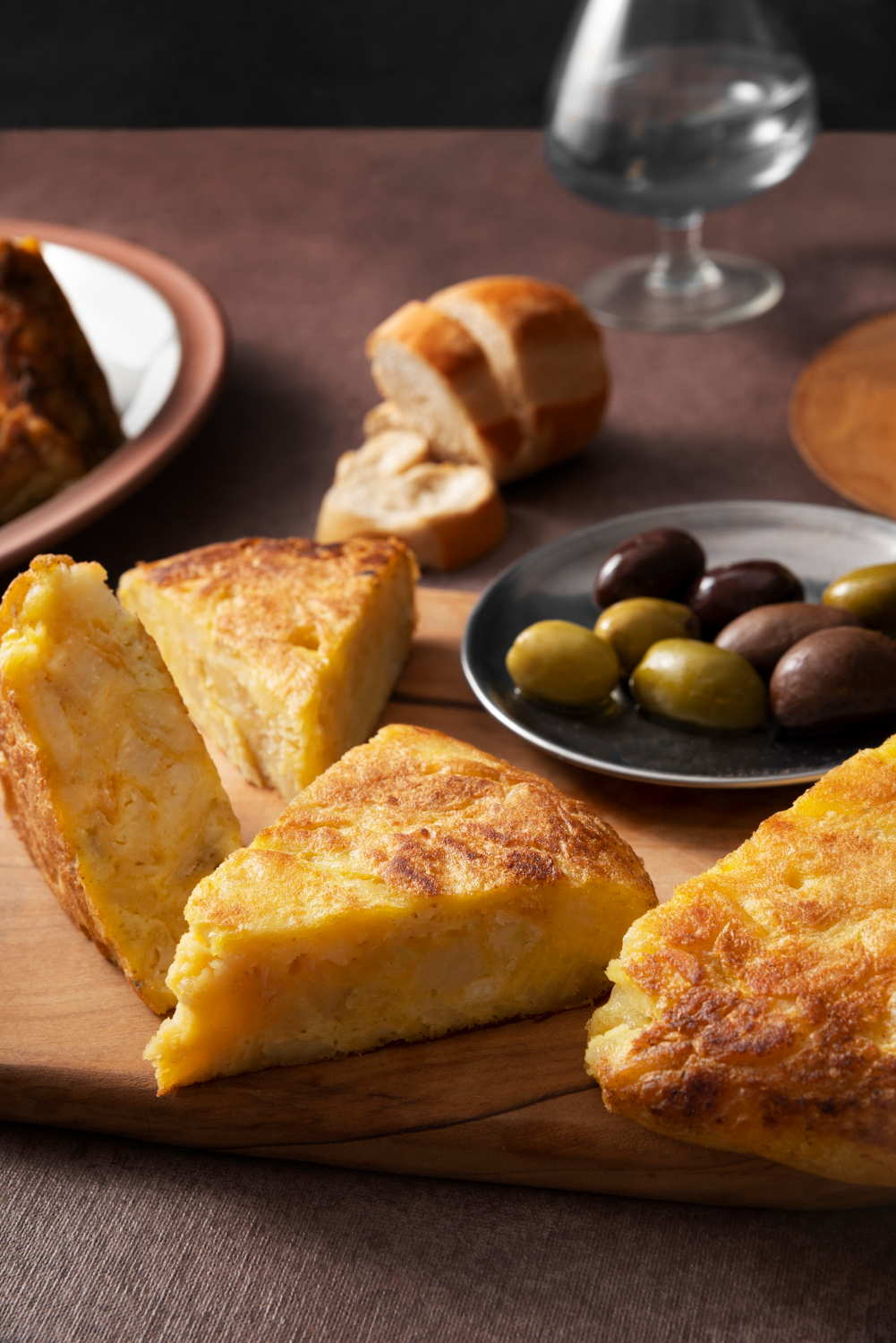 Al Restaurant 180, les tardes tenen vida pròpia. Vins a copes per brindar sense presses Cerveses ben tirades per compartir moments Truita de patata i ceba casolana, com les d’abans