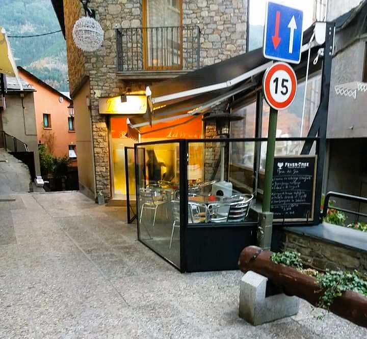 ¡Exacto! Has dado con la descripción perfecta para este rincón tan auténtico de Andorra la Vella. El Snack Bar Domènech (o Bar Domèn) es, para muchos, el secreto mejor guardado de quienes viven allí y quieren escapar de los precios turísticos sin renunciar a la calidad. Aquí tienes un resumen de por qué es considerado el mejor menú económico de la zona: Snack Bar Domènech: Autenticidad en el Barri Antic Situado en los bajos del Carrer del Pui, 1, este local mantiene la esencia de los bares de toda la vida: trato familiar, rapidez y comida casera que "llena el estómago y alegra el bolsillo". El Precio Imbatible: En una ciudad donde los precios han subido considerablemente, mantener un menú completo a 13,50 € es casi una declaración de principios. Es la opción preferida de los trabajadores locales y de los visitantes que conocen bien la parroquia. Domingos de Paella: Su arroz a la paella de los domingos es ya una tradición. Es el plato estrella que suele atraer a familias y grupos de amigos que buscan el sabor de casa en pleno centro. Tapas y "Pica-pica": Si no te apetece el menú, sus tapas son generosas y tradicionales. Son perfectas para acompañar una cerveza bien fría después de una jornada de compras o de trabajo. Ficha Técnica para Guardar Concepto Detalle Ubicación Carrer del Pui, 1 (Baixos), Andorra la Vella Teléfono (+376) 821 571 Precio Menú 13,50 € Especialidad Tapas variadas y arroz a la paella (domingos) Horario Abierto de 08:00 a 23:00 Nota: Al ser un sitio tan popular por su precio y calidad, especialmente los domingos por la paella, suele llenarse rápido. ¡Llamar al número que has indicado para reservar o ir temprano es siempre una buena idea!