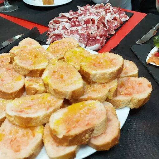 ¡Exacto! Has dado con la descripción perfecta para este rincón tan auténtico de Andorra la Vella. El Snack Bar Domènech (o Bar Domèn) es, para muchos, el secreto mejor guardado de quienes viven allí y quieren escapar de los precios turísticos sin renunciar a la calidad. Aquí tienes un resumen de por qué es considerado el mejor menú económico de la zona: Snack Bar Domènech: Autenticidad en el Barri Antic Situado en los bajos del Carrer del Pui, 1, este local mantiene la esencia de los bares de toda la vida: trato familiar, rapidez y comida casera que "llena el estómago y alegra el bolsillo". El Precio Imbatible: En una ciudad donde los precios han subido considerablemente, mantener un menú completo a 13,50 € es casi una declaración de principios. Es la opción preferida de los trabajadores locales y de los visitantes que conocen bien la parroquia. Domingos de Paella: Su arroz a la paella de los domingos es ya una tradición. Es el plato estrella que suele atraer a familias y grupos de amigos que buscan el sabor de casa en pleno centro. Tapas y "Pica-pica": Si no te apetece el menú, sus tapas son generosas y tradicionales. Son perfectas para acompañar una cerveza bien fría después de una jornada de compras o de trabajo. Ficha Técnica para Guardar Concepto Detalle Ubicación Carrer del Pui, 1 (Baixos), Andorra la Vella Teléfono (+376) 821 571 Precio Menú 13,50 € Especialidad Tapas variadas y arroz a la paella (domingos) Horario Abierto de 08:00 a 23:00 Nota: Al ser un sitio tan popular por su precio y calidad, especialmente los domingos por la paella, suele llenarse rápido. ¡Llamar al número que has indicado para reservar o ir temprano es siempre una buena idea!